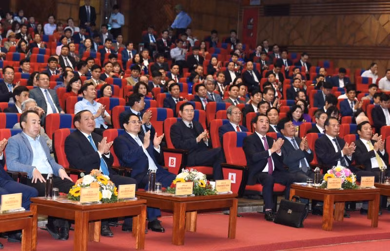 Thủ tướng Phạm Minh Chính và các địa biểu dự Lễ công bố quyết định công nhận tỉnh Hải Dương hoàn thành nhiệm vụ xây dựng nông thôn mới.