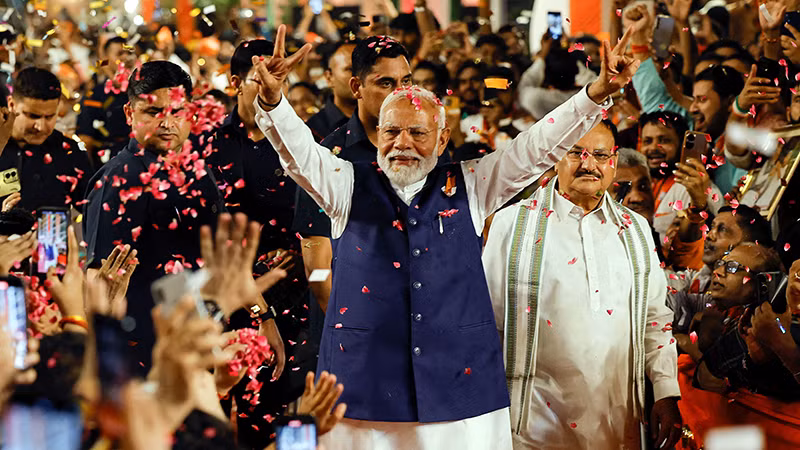 Ông Modi chúc mừng chiến thắng tại trụ sở đảng BJP ở New Delhi. (Ảnh REUTERS)