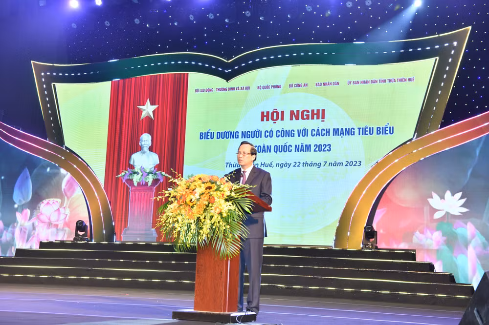 Bộ trưởng Lao động-Thương binh và Xã hội Đào Ngọc Dung báo cáo tại Hội nghị. Bộ trưởng Lao động-Thương binh và Xã hội Đào Ngọc Dung báo cáo tại Hội nghị.