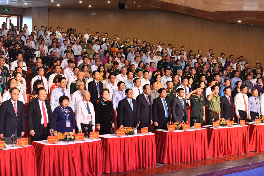 Thủ tướng Phạm Minh Chính và các đại biểu thực hiện nghi thức chào cờ. Thủ tướng Phạm Minh Chính và các đại biểu thực hiện nghi thức chào cờ.