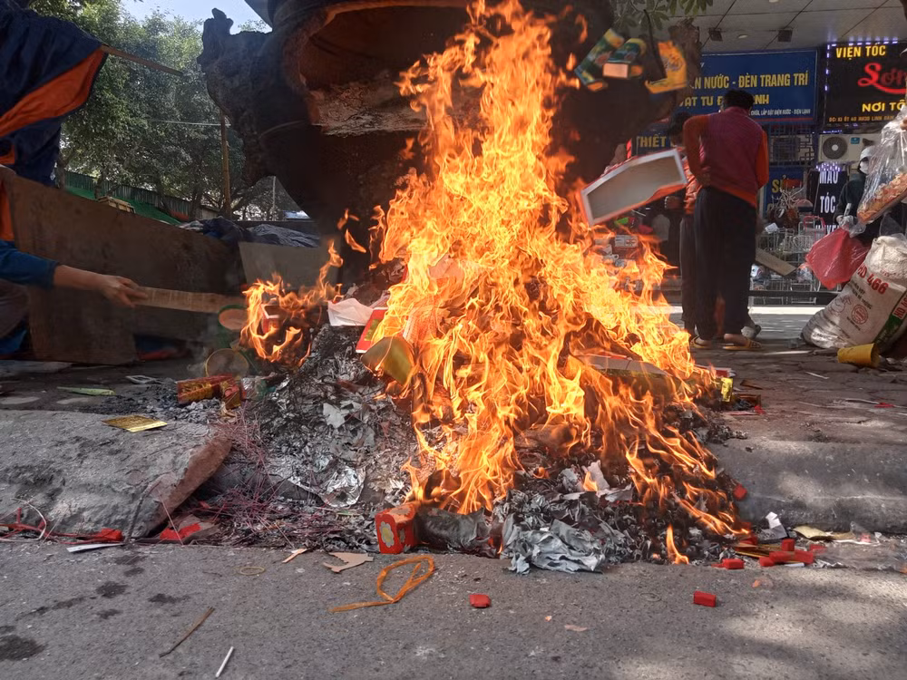 Lửa trên vỉa hè, tro bụi đã tràn xuống lòng đường.