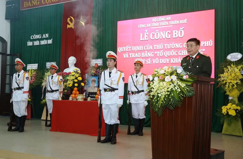 Nghi thức rước Bằng "Tổ quốc ghi công" liệt sĩ Võ Duy Khánh về với gia đình.