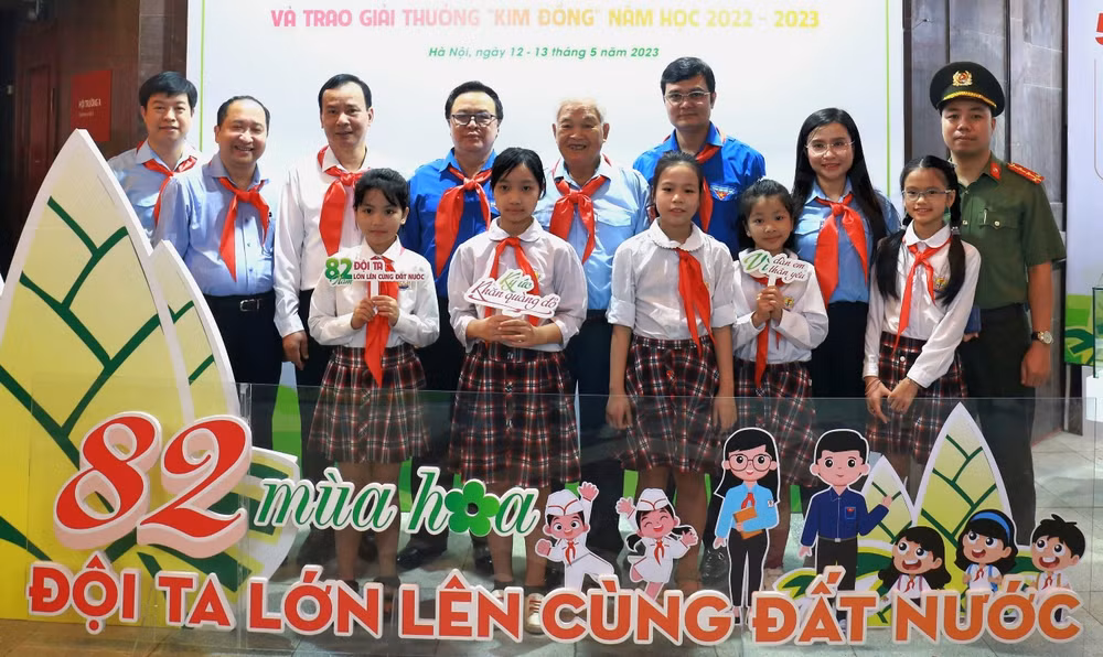 Các đồng chí lãnh đạo, nguyên lãnh đạo Hội đồng Đội Trung ương các thời kỳ, đại diện lãnh đạo các bộ, ngành, đoàn thể cùng đại biểu chương trình.