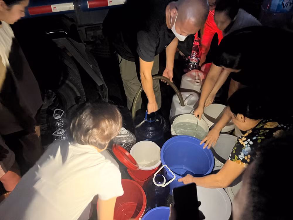 Người dân Thanh Hà vẫn phải hứng từng xô nước để sử dụng. 