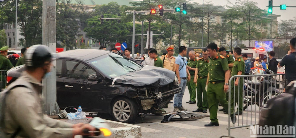 Cơ quan chức năng tiến hành khám nghiệm hiện trường. (Ảnh: Sơn Bách)