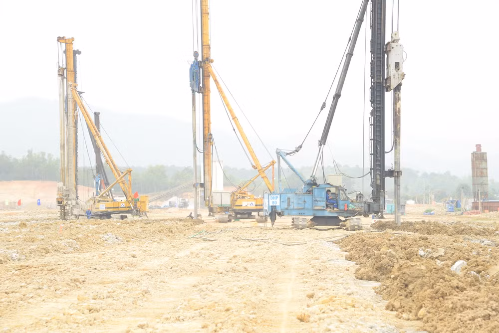 Công trường xây dựng dự án nâng cấp, mở rộng Cảng hàng không Điện Biên Phủ.