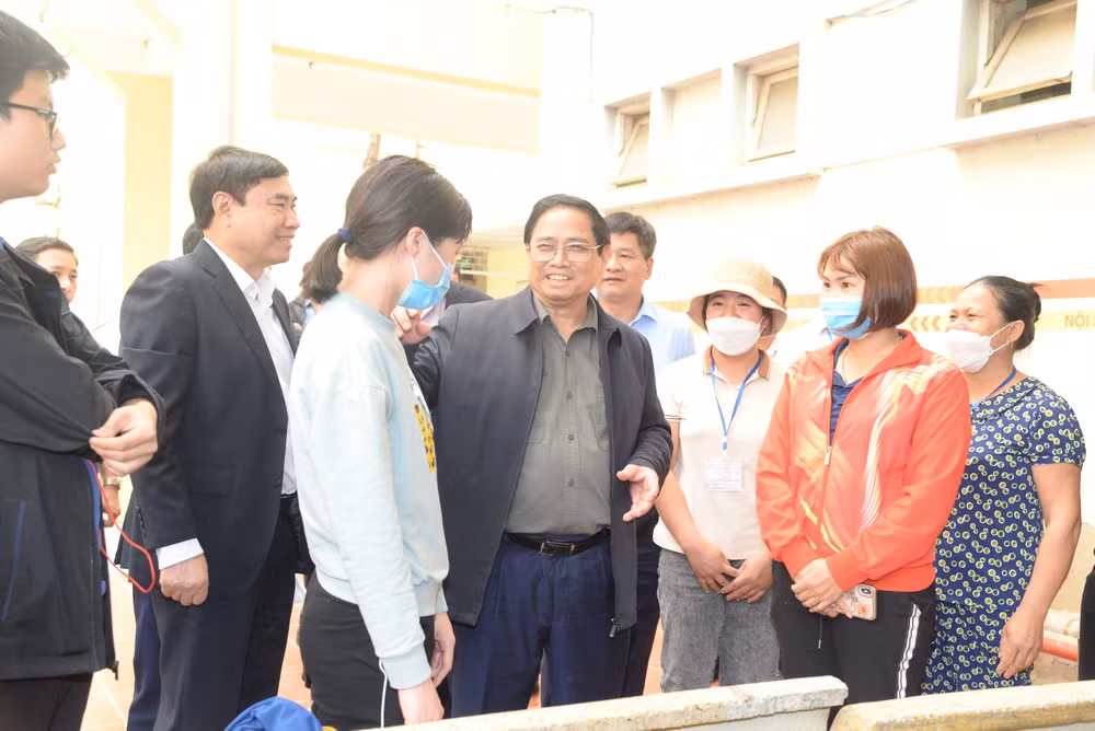 Thủ tướng Phạm Minh Chính gặp gỡ, thăm hỏi thân nhân người bệnh đang điều trị tại Bệnh viện Đa khoa tỉnh Điện Biên; tìm hiểu vấn đề bảo đảm thuốc cho bệnh nhân đang điều trị.