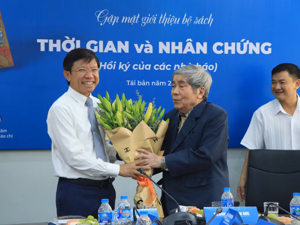 Giáo sư, Nhà giáo nhân dân Hà Minh Đức nhận hoa tại sự kiện.