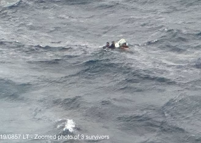 Các nạn nhân đang trôi dạt trên biển trước khi lực lượng cứu nạn tiếp cận