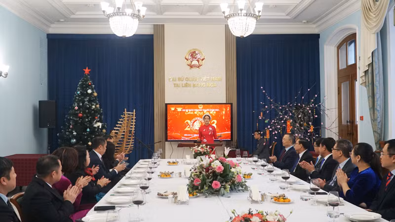 Các đại biểu thưởng thức chương trình văn nghệ.