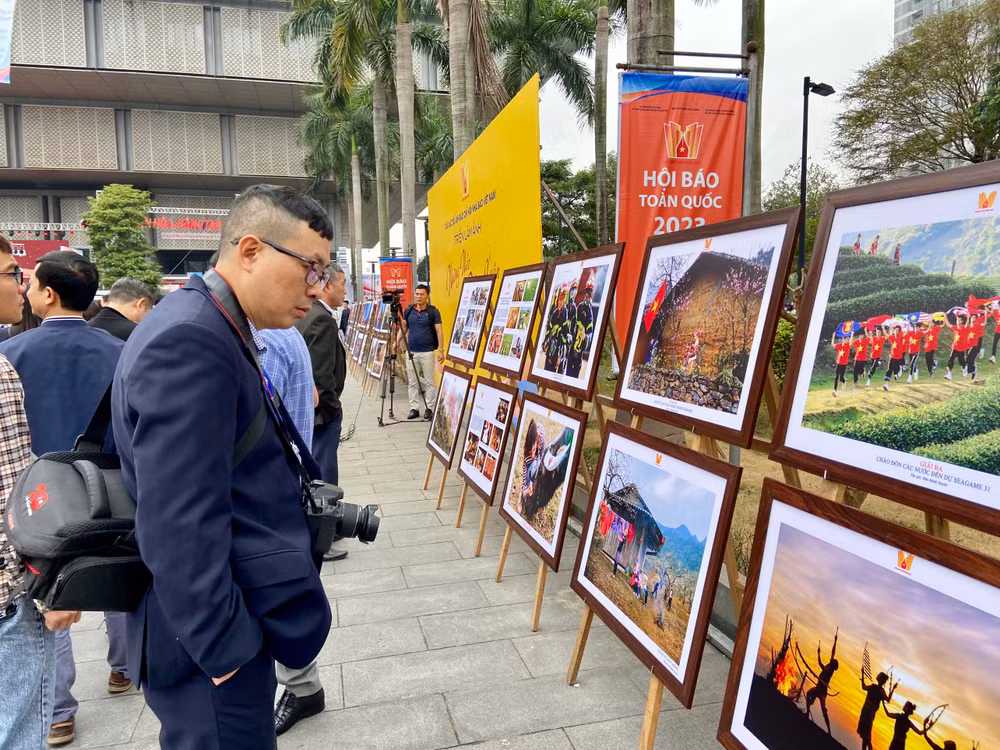 Công chúng báo chí tham quan tại triển lãm.
