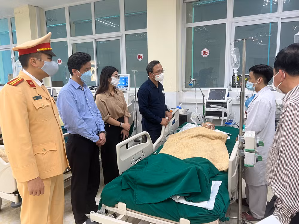 Ông Khuất Việt Hùng, Phó Chủ tịch chuyên trách Ủy ban An toàn giao thông quốc gia, đã tới thăm hỏi, động viên các nạn nhân trong vụ việc.