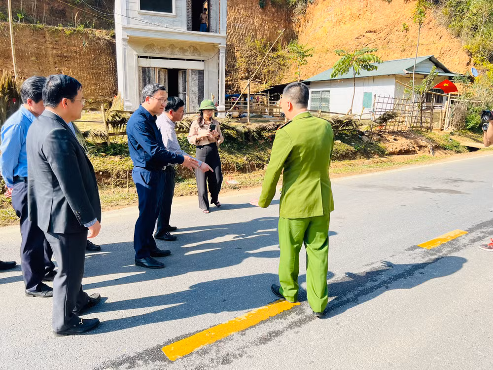 Ông Khuất Việt Hùng, Phó Chủ tịch chuyên trách Ủy ban An toàn giao thông quốc gia, tại hiện trường xảy ra vụ việc.