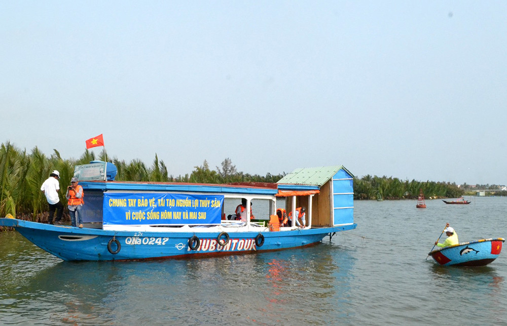 Thả tôm sú giống xuống khu vực rừng dừa Bảy Mẫu. (Ảnh: Q.V)