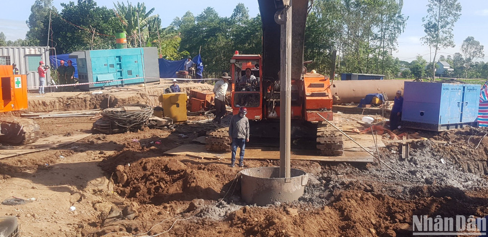 Lực lượng cứu hộ bắt đầu lấy đất ra ngoài, chuẩn bị sẵn sàng cho phương án rút cọc bê-tông.