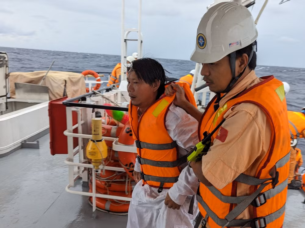 Tiếp nhận nạn nhân từ tàu nước ngoài đưa lên tàu SAR 413 tiến hành cấp cứu và chăm sóc y tế ban đầu