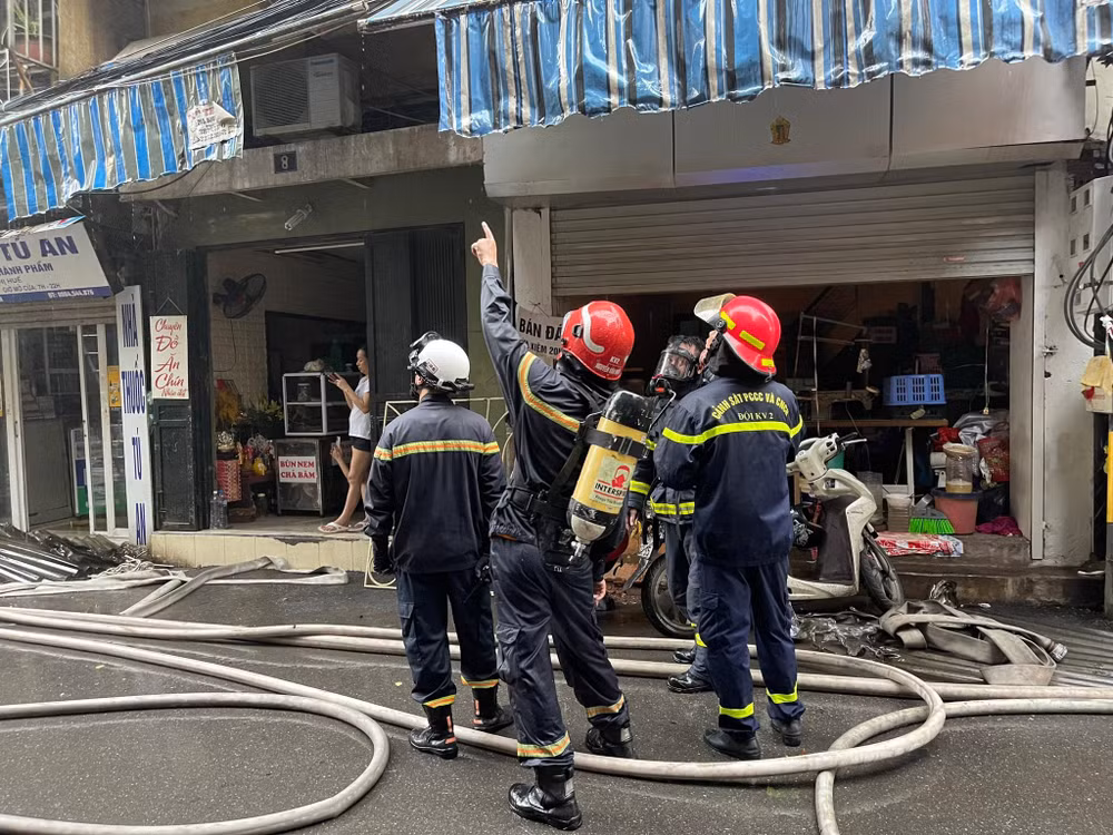 Lực lượng Phòng cháy chữa cháy và cứu nạn, cứu hộ tìm cách tiếp cận hiện trường vụ cháy.