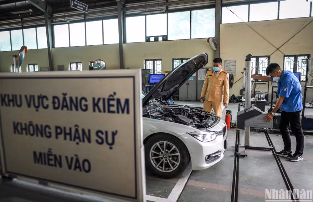 Chiến sĩ cảnh sát giao thông kiểm định phương tiện tại Trung tâm 29-03S (quận Nam Từ Liêm, Hà Nội). (Ảnh: Thành Đạt)