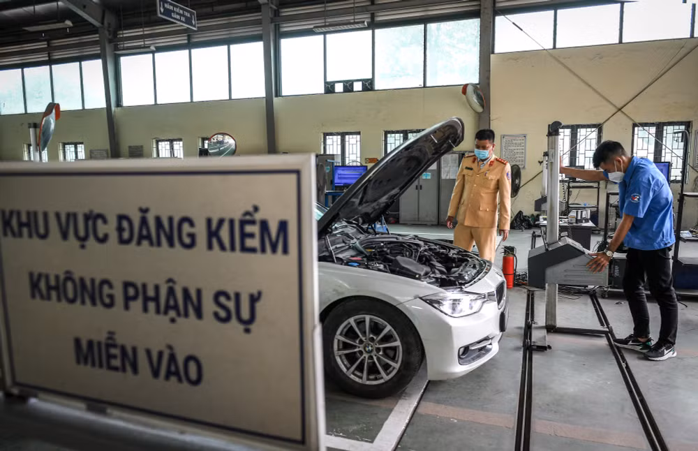 Lực lượng cảnh sát hỗ trợ công tác đăng kiểm tại Hà Nội.