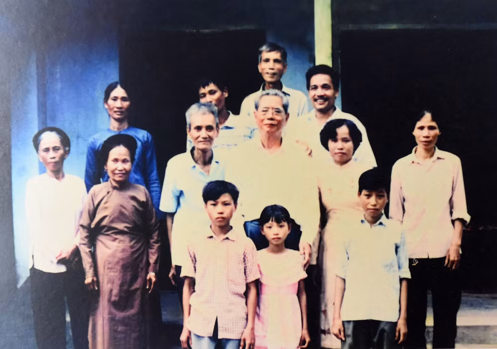 Những hình ảnh Tổng Bí thư Nguyễn Văn Linh bên gia đình, họ hàng trong dịp về thăm quê hương.