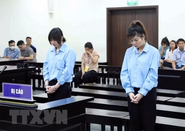 Hai bị cáo trong vụ bạo hành khiến bé Đ. tử vong tại Thường Tín, Hà Nội hồi tháng 2/2023. (Ảnh: TTXVN)