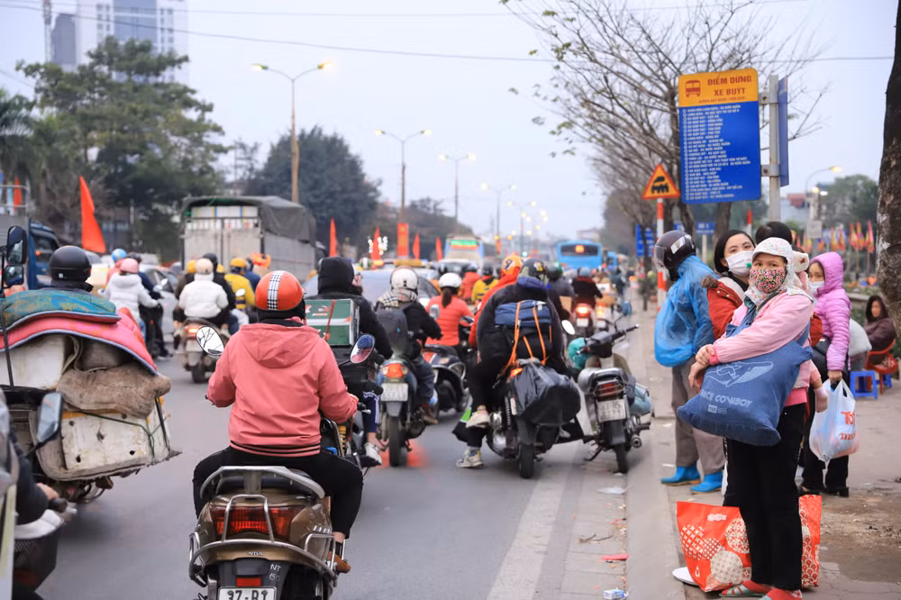 Nhiều khách chấp nhận đứng ngoài đường đợi do năm nay không còn tình trạng "vỡ bến".