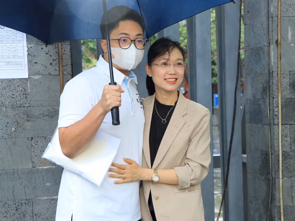 Sự xuất hiện của cô Bình đã giúp các học sinh tự tin hơn với phần làm bài của mình.