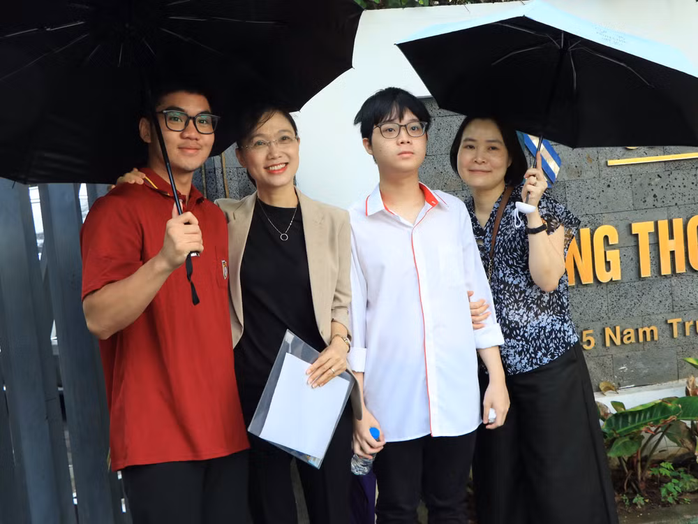 Cô Bình chia sẻ, trong mùa thi năm nay, cô sẽ đi tới tất cả các điểm trường mà học trò dự thi.