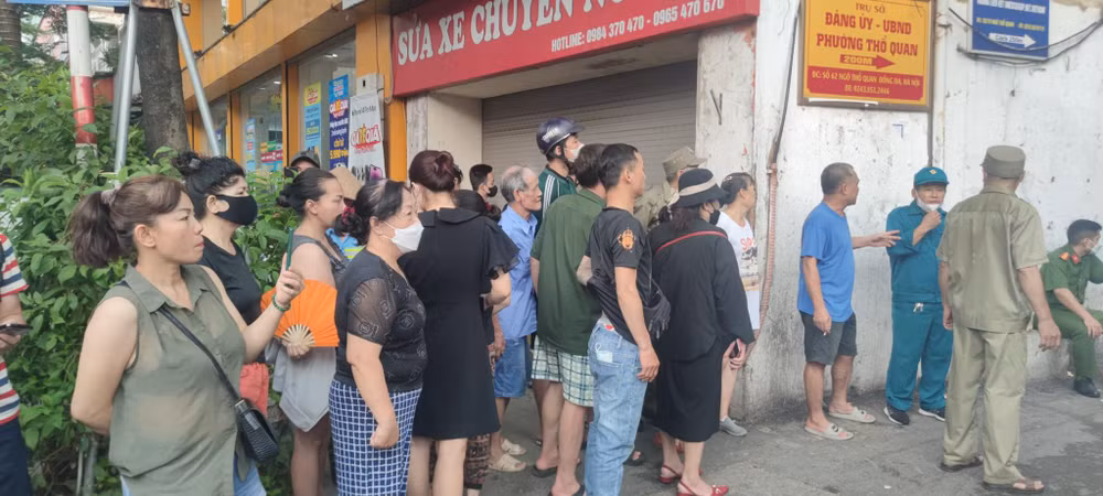 Người dân có mặt tại khu vực hiện trường.