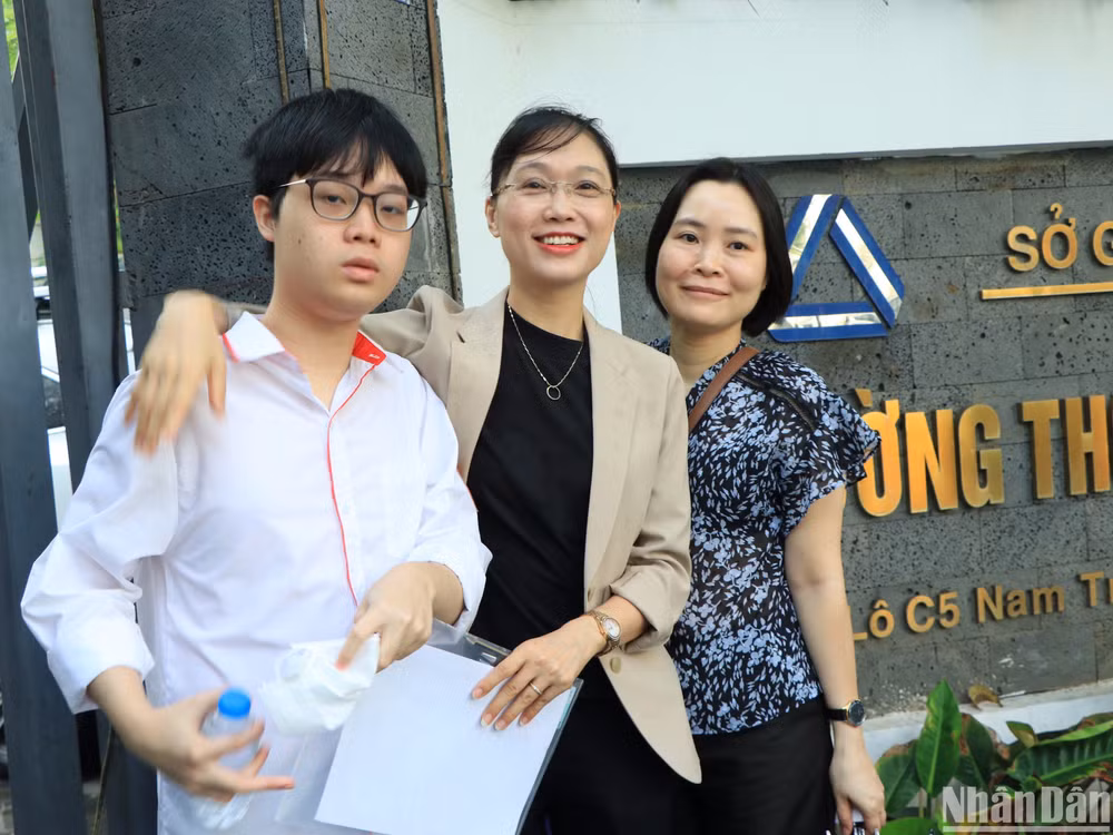 Cô giáo Hoàng Thu Bình động viên học trò trước khi các con bước vào kỳ thi quan trọng sau 12 năm trên ghế nhà trường.