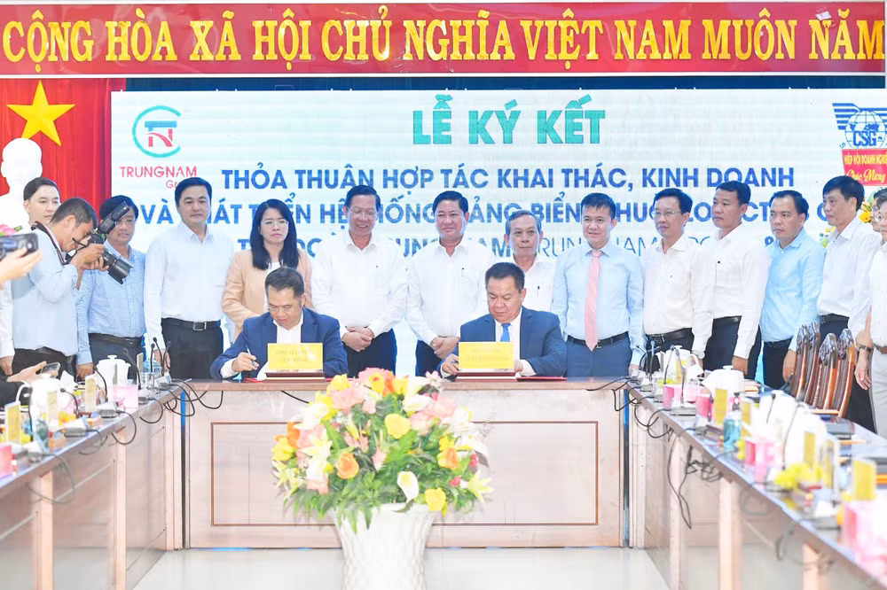 Đoàn công tác của Ủy ban nhân dân Thành phố Hồ Chí Minh và tỉnh Ninh Thuận chứng kiến lễ ký kết thỏa thuận hợp tác khai thác, kinh doanh và phát triển hệ thống cảng biển và chuỗi logistics của Cảng Sài Gòn và Cảng Cà Ná giữa Công ty cổ phần Sài Gòn và Trungnam Group.