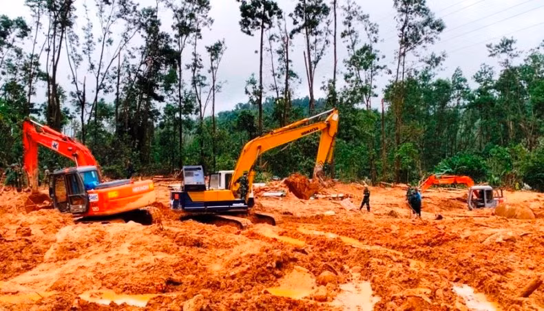 Lực lượng cứu hộ, cứu nạn đang khẩn trương tìm kiếm những người mất tích tại khu vực Tiểu khu 67, Trạm Kiểm lâm sông Bồ.