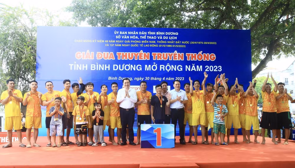 Ban tổ chức trao thưởng cho đội Thạnh Phước (thành phố Tân Uyên) đoạt hạng Nhất nội dung 3000m.