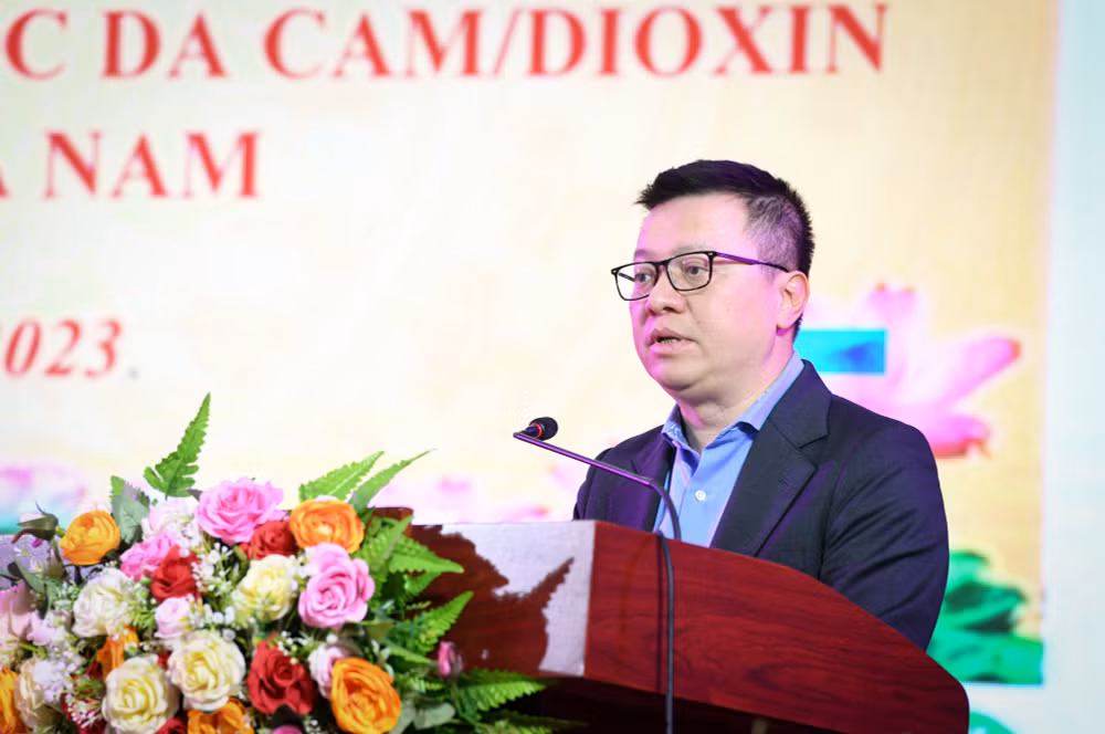 Đồng chí Lê Quốc Minh, Ủy viên Trung ương Đảng, Tổng Biên tập Báo Nhân Dân, Phó Trưởng Ban Tuyên giáo Trung ương, Chủ tịch Hội Nhà báo Việt Nam phát biểu tại lễ trao tặng. (Ảnh: Thành Đạt)