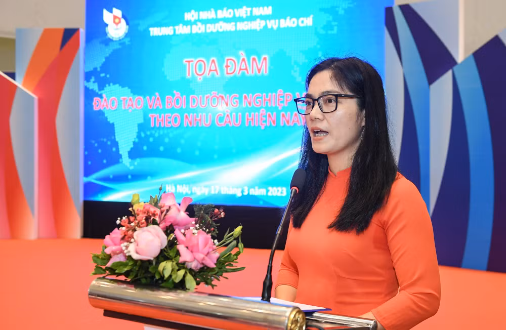 Bà Nguyễn Thị Hải Vân, Giám đốc Trung tâm Bồi dưỡng nghiệp vụ báo chí Hội Nhà báo Việt Nam thông tin về chương trình đào tạo tại tọa đàm.