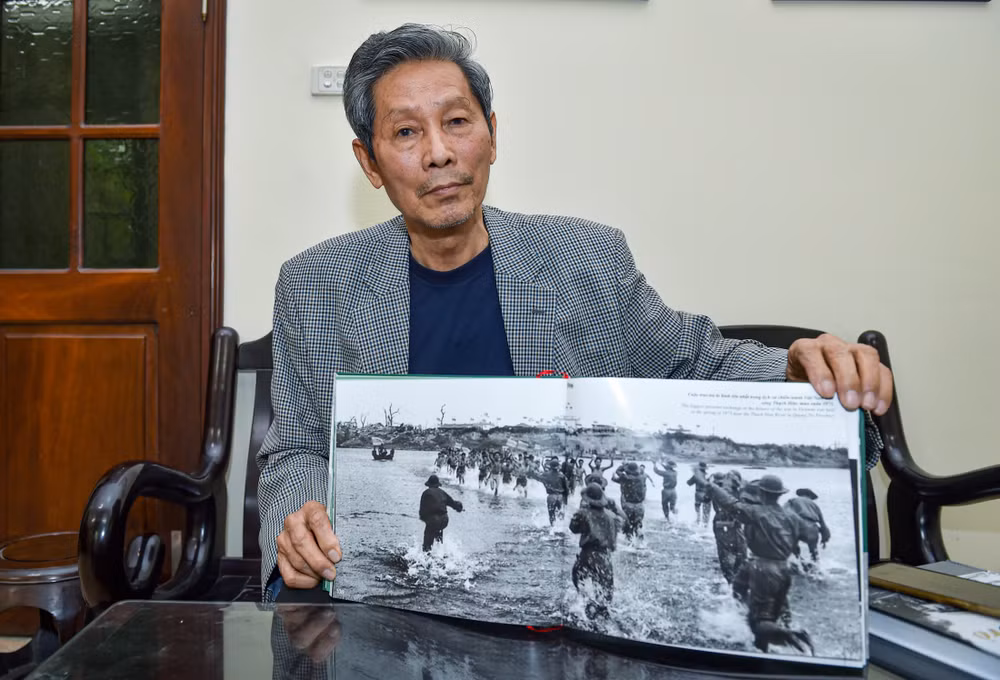 Nghệ sĩ nhiếp ảnh Chu Chí Thành với bức ảnh chụp thời khắc lịch sử bên dòng sông Thạch Hãn năm 1973. (Ảnh: THÀNH ĐẠT)