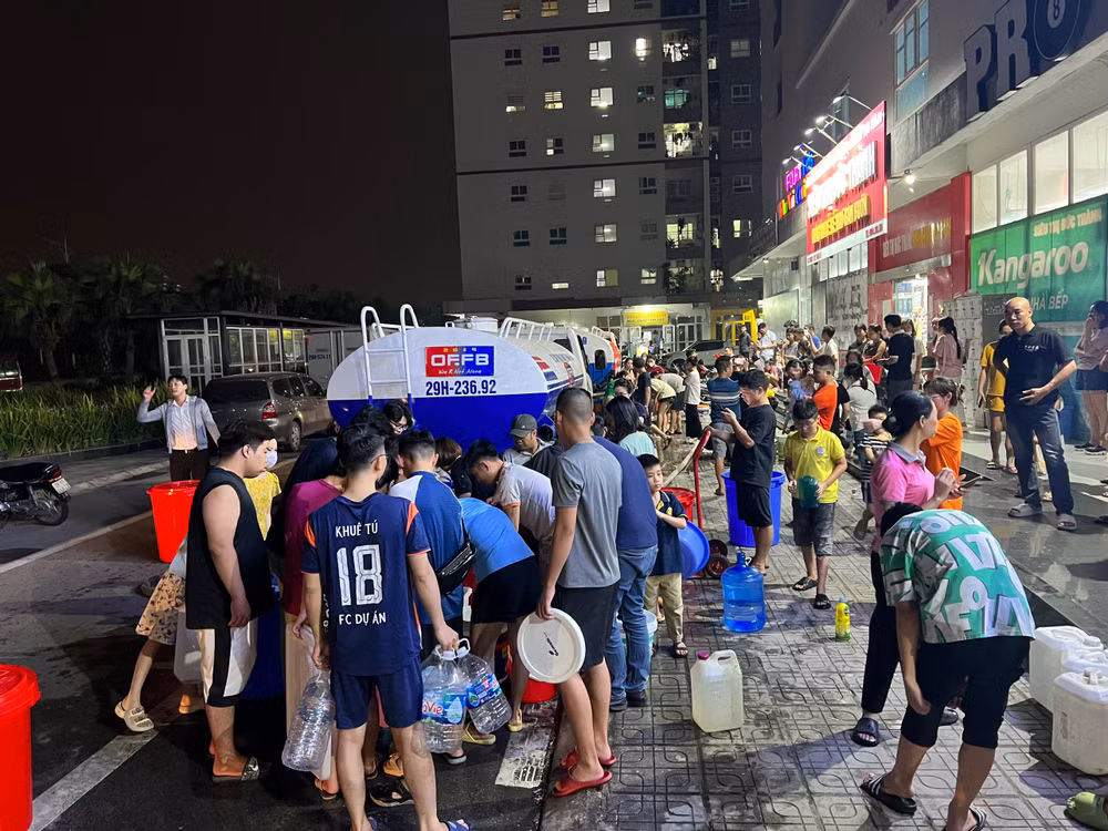 Cảnh xếp hàng hứng nước xuất hiện nhiều ngày qua tại Khu đô thị Thanh Hà.