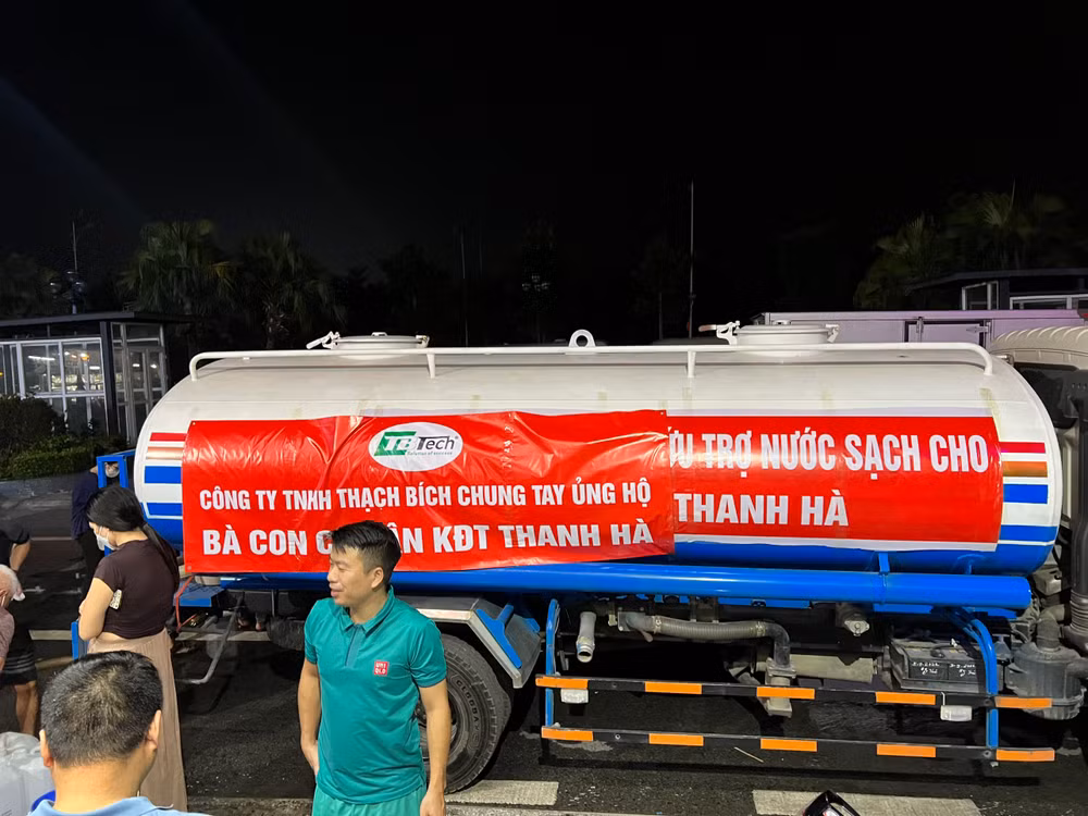 Nhiều đơn vị, tổ chức cũng chung tay hỗ trợ nguồn nước sạch tạm thời cho cư dân Khu đô thị Thanh Hà.