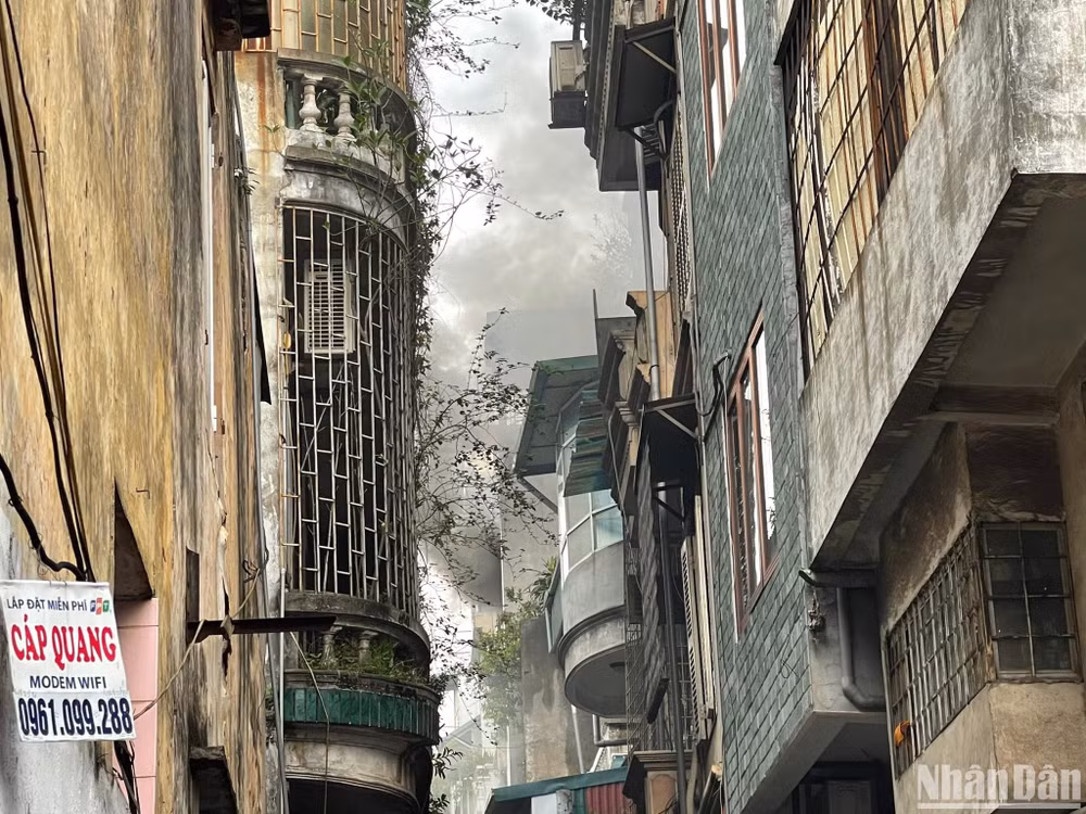 Khói bốc lên dữ dội từ căn nhà bị cháy tại ngõ Thổ Quan.