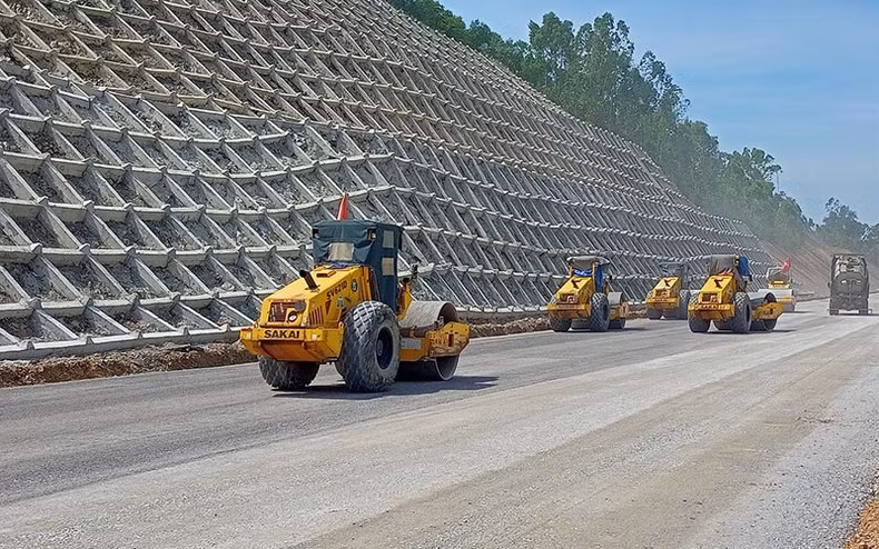 Công nhân vận hành lu, lèn những đoạn đường cuối cùng tại phía nam hầm Trường Vinh thuộc dự án Nghi Sơn-Diễn Châu.