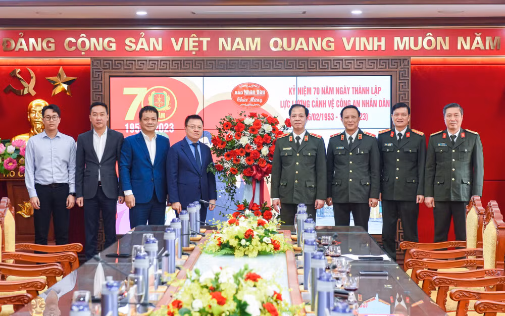 Đoàn công tác Báo Nhân Dân chụp ảnh lưu niệm cùng lãnh đạo Bộ Tư lệnh Cảnh vệ. (Ảnh: Thành Đạt)