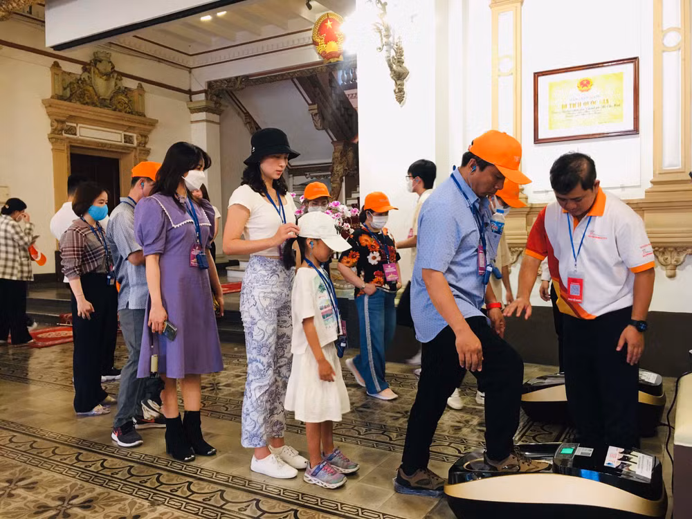 Du khách xếp hàng tham quan trụ sở Hội đồng nhân dân và Ủy ban nhân dân Thành phố Hồ Chí Minh.