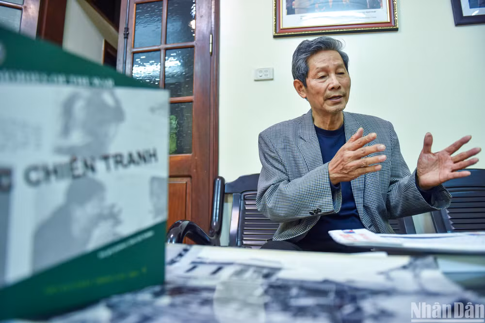 Nghệ sĩ nhiếp ảnh Chu Chí Thành chia sẻ về "Ký ức chiến tranh" không thể quên của mình. (Ảnh: THÀNH ĐẠT)