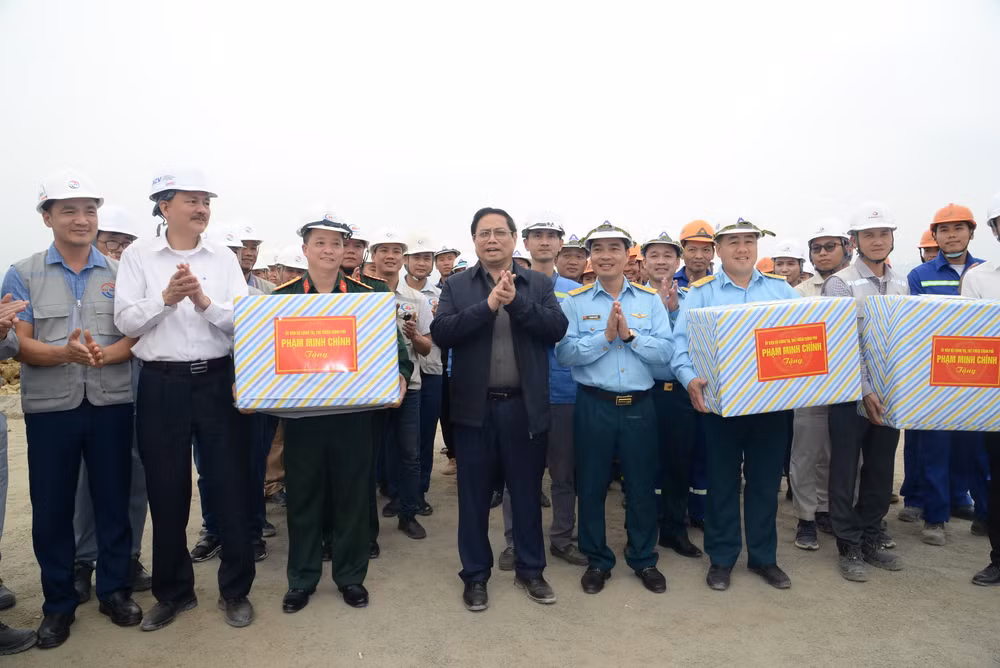 Thủ tướng Phạm Minh Chính tặng quà động viên các đơn vị đang thi công trên công trình mở rộng, cải tạo Cảng hàng không Điện Biên Phủ
