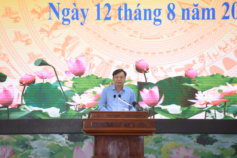 Lãnh đạo Bộ Nông nghiệp và Phát triển nông thôn báo cáo tại cuộc họp.