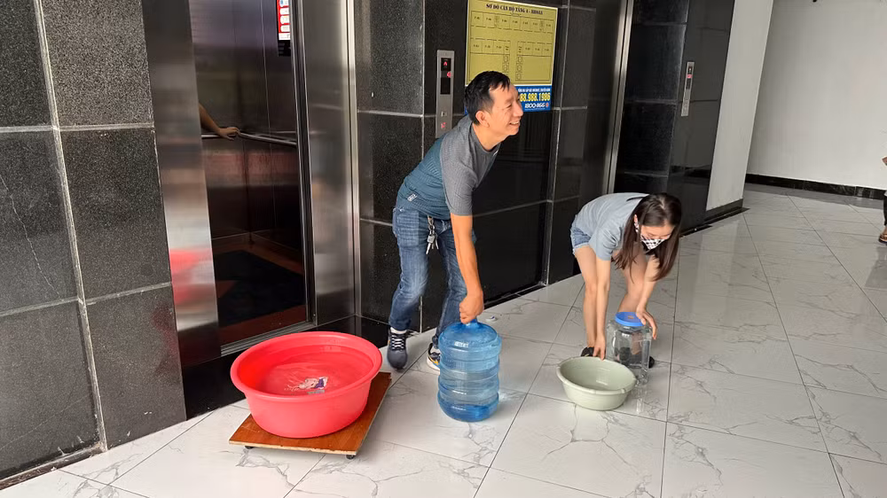 Mất nước khiến cho cuộc sống của hàng nghìn người dân bị đảo lộn.