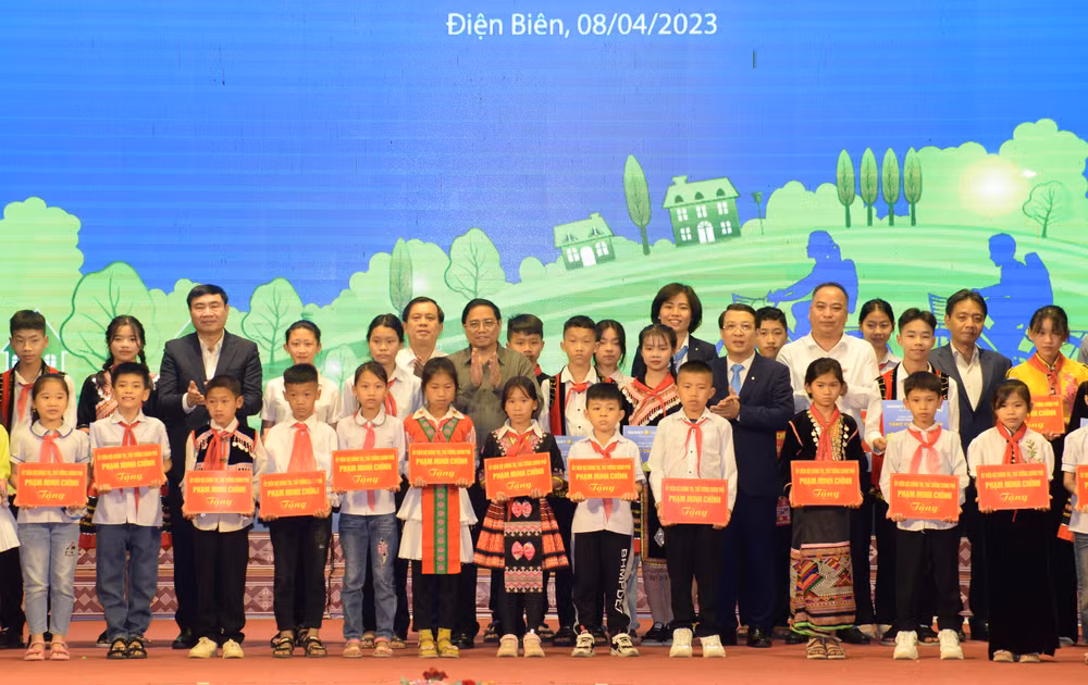 Thủ tướng Phạm Minh Chính trao học bổng cho các cháu học sinh có hoàn cảnh khó khăn tỉnh Điện Biên.