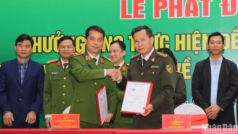Thiếu tướng Hà Xuân Duy – Phó Cục trưởng Cục cảnh sát phòng, chống tội phạm về môi trường và ông Đỗ Hữu Thế - Giám đốc Vườn quốc gia Ba Vì ký kết thỏa thuận hợp tác về tuyên truyền phòng, chống tội phạm trong bảo tồn đa dạng sinh học. 