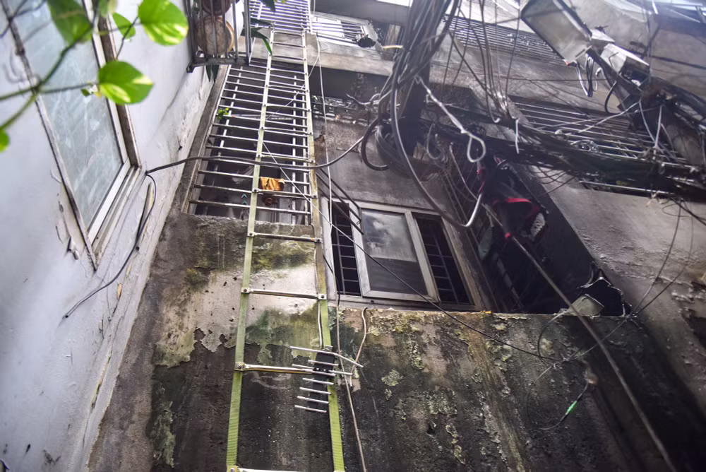 Chiếc thang cứu hộ đã thành lối thoát cho hàng chục người tại chung cư mini bị cháy.