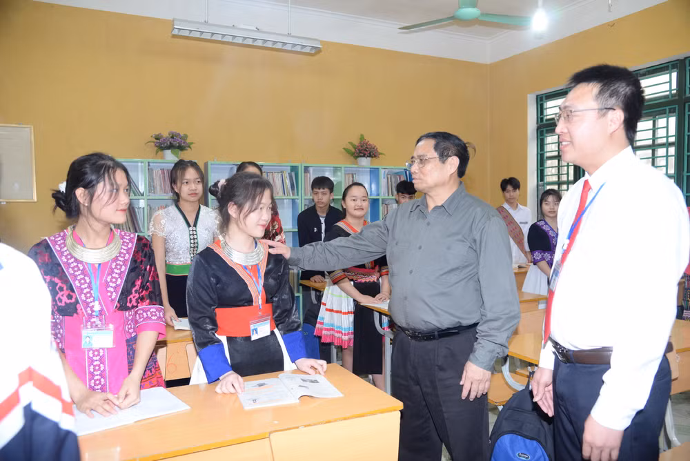 Thủ tướng Phạm Minh Chính và các đồng chí lãnh đạo làm việc với các học sinh Trường Phổ thông dân tộc nội trú tỉnh Điện Biên